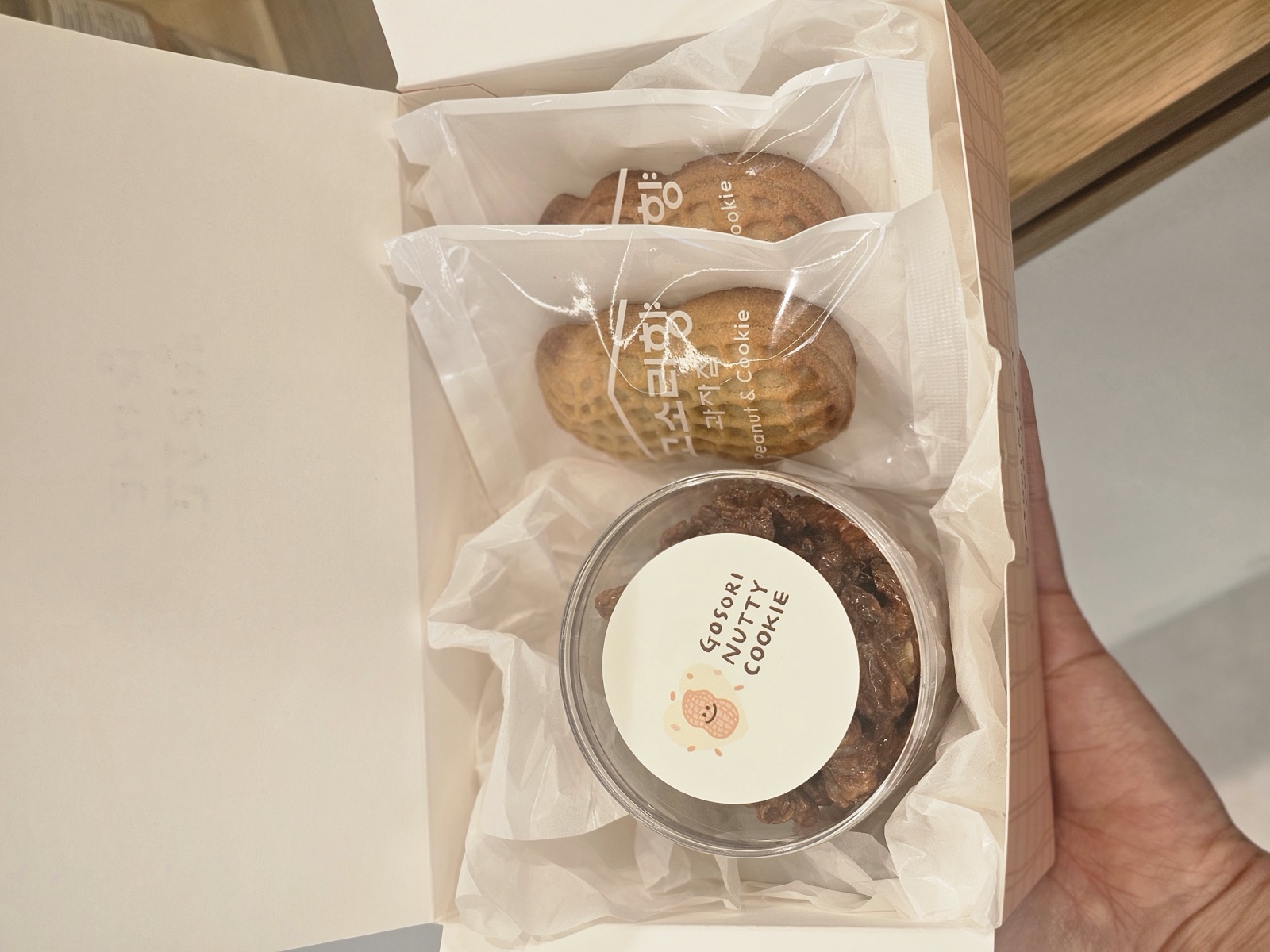 담백한 쿠키가 담긴 화이트 박스 구성